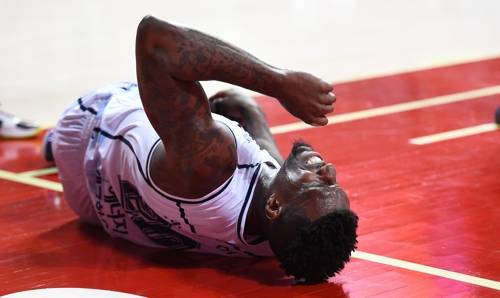 13일 인삼공사와의 경기에서 무릎을 다쳐 고통스러워하는 라건아 [KBL 제공]