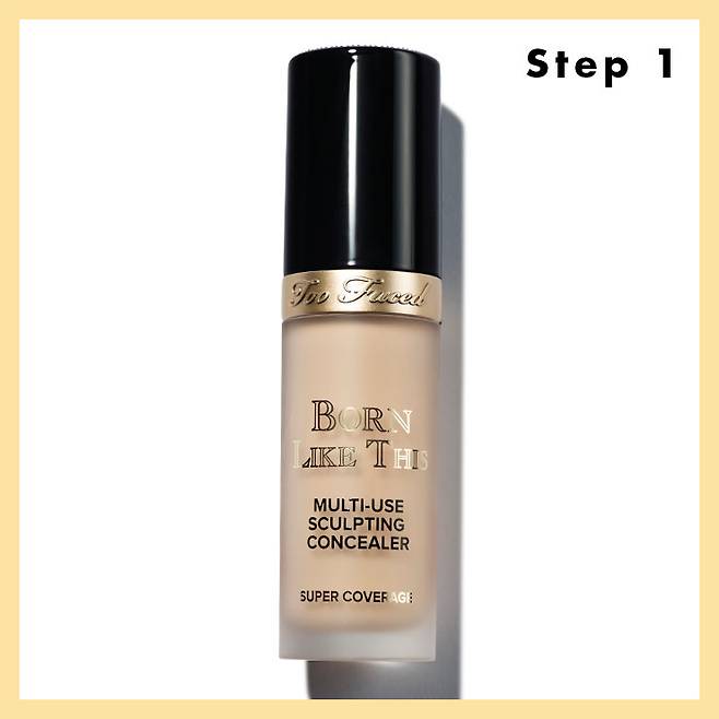 STEP 1 → 자연스러운 윤기가 흐르는 스킨을 연출할 것. 수분 팩으로 피부에 충분한 보습을 해준 다음 컨실러로 눈 밑 다크서클이나 코 주변의 결점 정도만 가려주면서 미니멀한 피부로 표현한다.