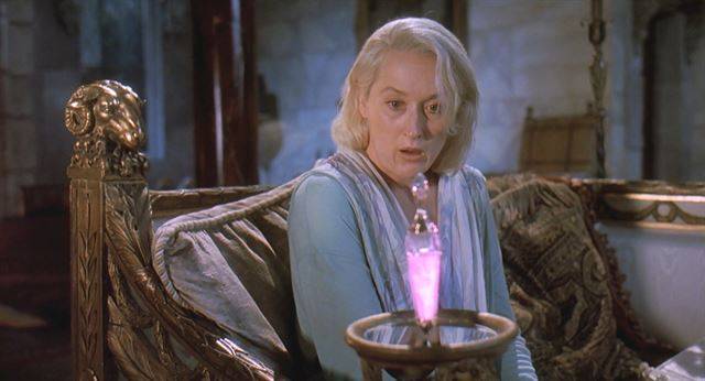 영화 ‘죽어야 사는 여자’에서 주인공(메릴 스트리프)이 영원한 젊음을 보장하는 ‘신비의 묘약’을 바라보며 놀라고 있다. 영상 캡처