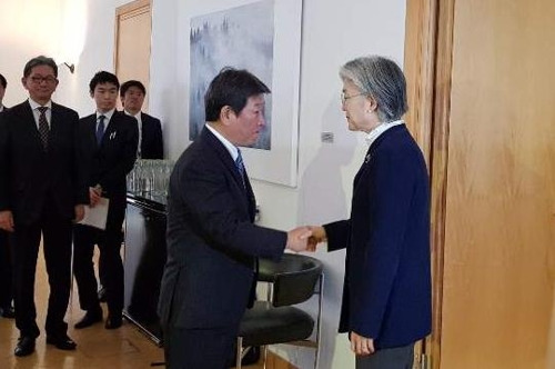 뮌헨 회담장에서 만나 악수하는 강경화 외교장관(오른쪽)과 모테기 일본 외무상 [뮌헨=연합뉴스]