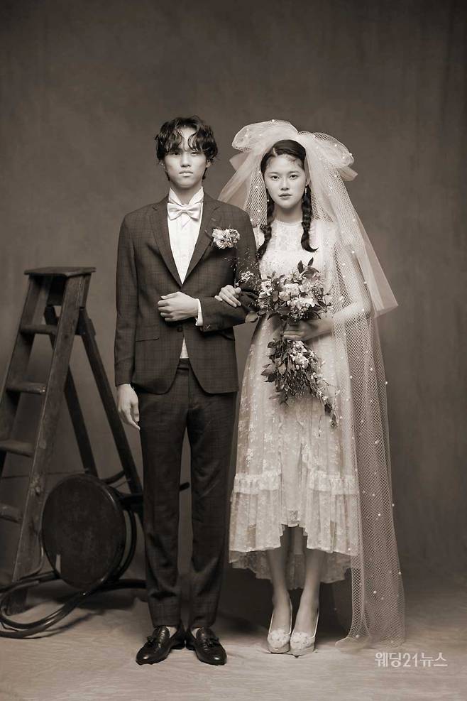 사진 : 포토그래퍼 최병호(구호스튜디오), 모델 조언주, 권태은. 헤어 홍지 메이크업 박민경(알루), 플라워 37.5°드장플라워