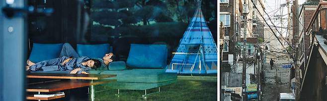 '기생충'의 박 사장 부부가 거실 소파에서 잠든 장면. 소파가 TV 대신 정원을 향해 놓여 있고 그 앞엔 초대형 테이블이 있다(큰 사진). 작은 사진은 가난한 기택네 동네와 외부를 수직적으로 연결하는 계단. /CJ엔터테인먼트