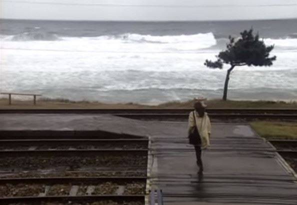 SBS 드라마 ‘모래시계’ 한 장면. 고현정이 연기한 주인공 ‘윤혜린’은 정동진역에서 기차를 타고 광주로 가려다 경찰들에게 잡혀간다. SBS 캡처