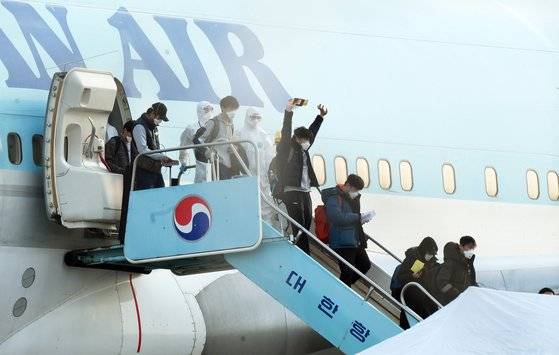 지난달 31일 신종 코로나 감염증(코로나19) 사태가 발생한 중국 우한시에 고립돼 있던 우리 국민들이 김포국제공항에 도착해 전세기에서 내리고 있다. 이 중엔 중국 현지 주재원도 상당수가 포함됐다. [뉴스1]