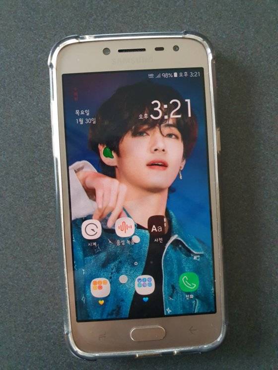 공신폰 기본 화면이다. 일반 스마트폰과 큰 차이는 없어 보이지만 게임·메신저 등의 추가 앱을 설치할 수 없다는 점이 가장 큰 특징이다.