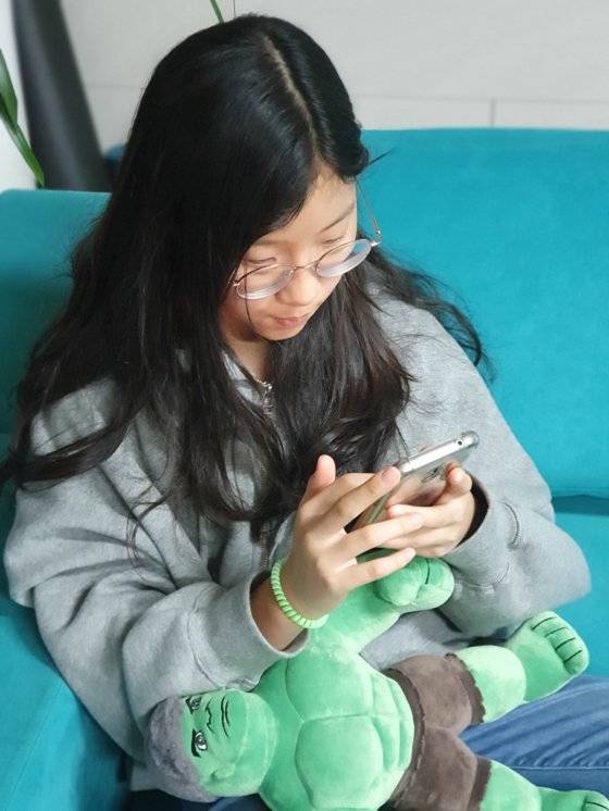 정 학생기자는 공신폰 사용 후 앱을 사용할 수 없어 순수 공부 시간이 늘어났다고 말한다.