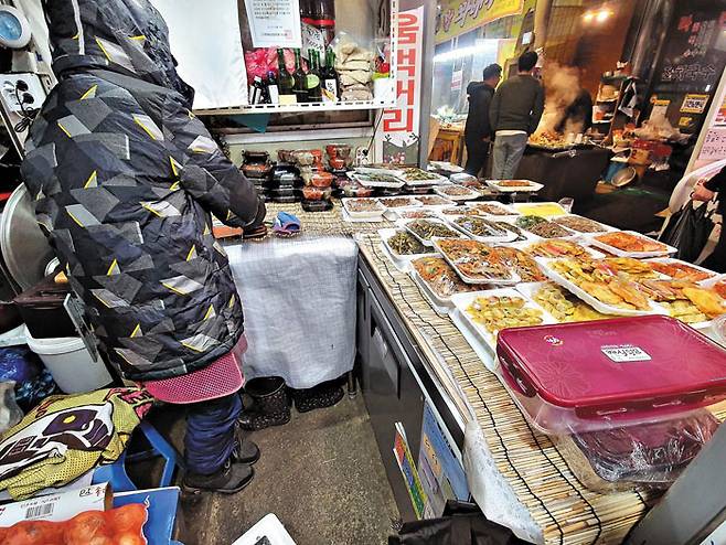 17일 충남 아산의 온양온천전통시장에서 반찬 가게 주인 A씨가 손님 없는 가게를 지키고 있다. /김석모 기자