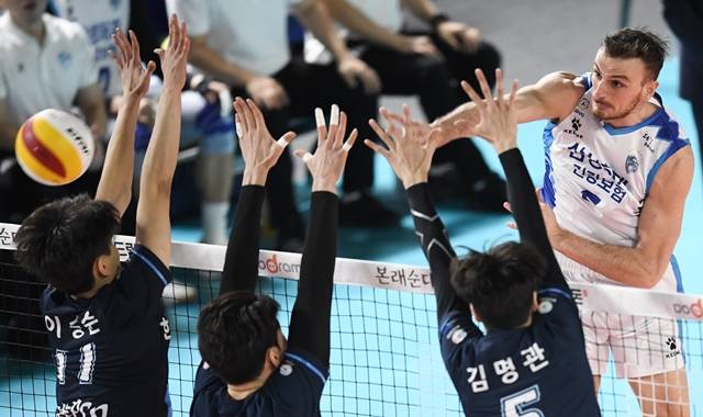 한국전력 블로커 3명을 상대하고 있는 삼성화재 산탄젤로(오른쪽). 한국배구연맹(KOVO) 제공