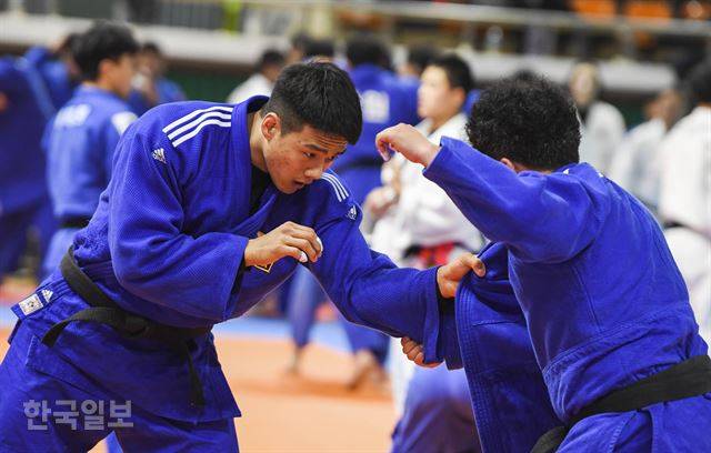 유도 국가대표 곽동한(왼쪽)이 4일 전남 순천팔마체육관에서 연습대련을 하고 있다. 순천=박형기 인턴기자