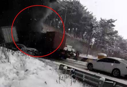 17일 낮 12시 30분께 전북 순천완주고속도로 완주 방향 사매2터널에서 다중 추돌사고가 발생해 검은 연기가 나고 있다. 연합뉴스