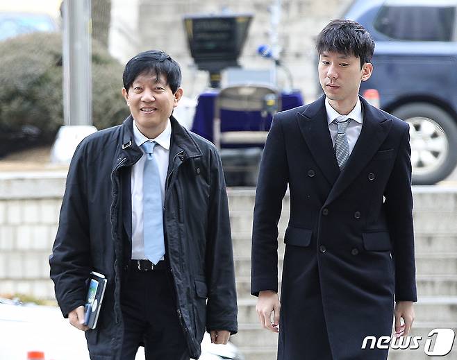 이재웅 쏘카(왼쪽) 대표와 박재욱 타다 운영사 VCNC 대표가 19일 오전 서울 서초구 서울중앙지방법원에서 열린 여객자동차 운수 사업법 위반 선고공판에 출석하고 있다. 서울중앙지법 형사18단독(박상구 부장판사)는 차량 호출 서비스 '타다'의 불법성 여부에 대한 첫 판단을 내린다. 이 대표 등은 타다 모바일 애플리케이션(앱)을 통해 11인승 승합차와 운전기사를 이용해 면허 없이 여객자동차운송사업을 운영하고, 자동차 대여사업자로서 법률상 허용되지 않는 유상여객운송을 한 혐의를 받고 있다. 2020.2.19/뉴스1 © News1 신웅수 기자