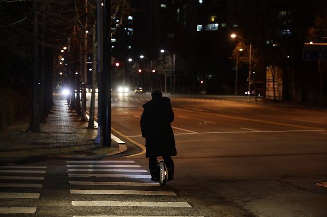 대리운전기사 김병운씨가 지난 4일 새벽 전동휠을 타고 경기 용인시 거리를 헤매고 있다.