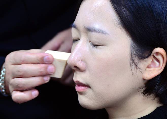 Pat on a thin layer of foundation with a makeup sponge. (Park Hyun-koo/The Korea Herald)