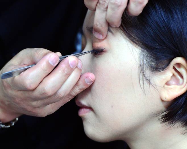Apply vivid color eye shadows. (Park Hyun-koo/The Korea Herald)