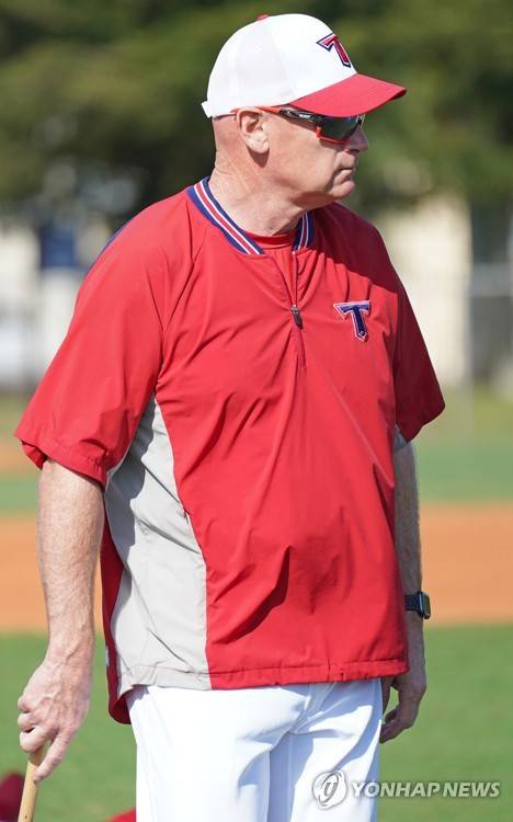 윌리엄스 감독 '누가 누가 잘하나?' (포트 마이어스[미국 플로리다주]=연합뉴스) 김도훈 기자 = KIA 타이거즈의 맷 윌리엄스 감독이 18일(현지시간) 미국 플로리다주 포트 마이어스의 테리 파크 스포츠 콤플렉스에서 열린 스프링캠프 훈련에서 수비 훈련하는 선수들을 지켜보고 있다. 2020.2.19 superdoo82@yna.co.kr