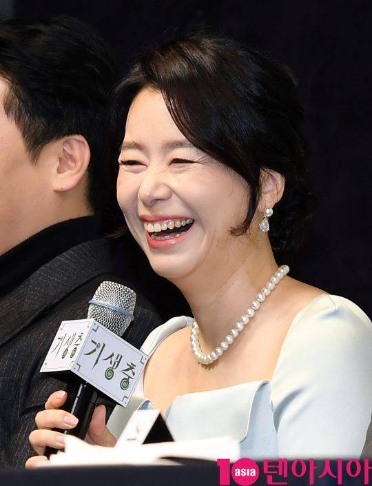 배우 장혜진이&nbsp;19일 오전 서울 소공동 웨스틴조선호텔에서 열린 영화 ‘기생충’ 기자회견에 참석했다. /조준원 기자 wizard333@