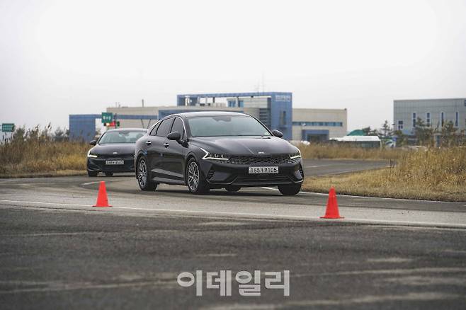 기아차 K5가 한국교통안전공단 자동차안전연구원 주행시험장 내에 있는 조향성능로를 달리고 있다.(사진=한국자동차기자협회)