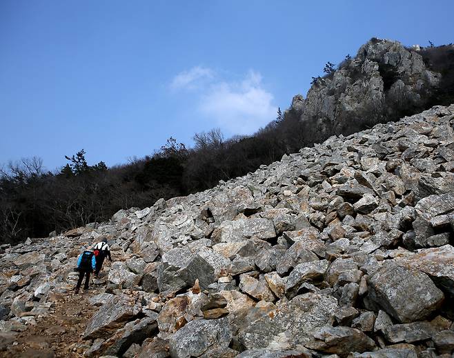 지난 10일, 전남 해남 ‘달마고도’ 4코스에 있는 너덜겅을 걷는 여행객. 김선식 기자