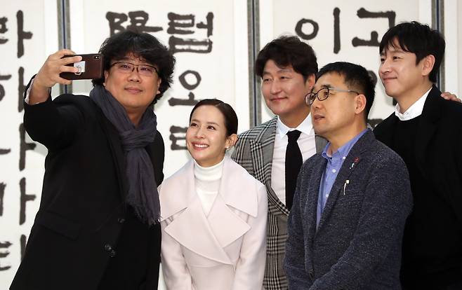 봉준호 감독과 배우 송강호, 조여정, 이선균 등이 20일 오찬에 앞서 기념촬영을 하고 있다. 오른쪽 둘째는 봉 감독의 대학동기인 육성철 청와대 행정관. [연합뉴스]