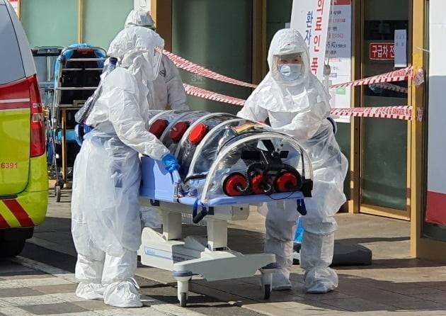 '코로나19' 의심 환자 긴급이송 [사진=연합뉴스]