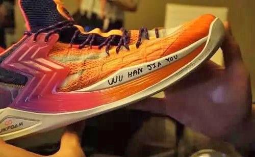 애런 고든은 2020 NBA 슬램덩크 콘테스트 우승 시 코로나19로 신음하는 중국 우한에 대한 응원 메시지가 적힌 농구화를 생방송 카메라에 노출할 계획이었다. 사진=티탄저우바오 SNS