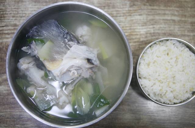 통영 물메기탕. 뜨끈한 탕 한그릇이면 속이 확 풀린다. /사진=한국관광공사