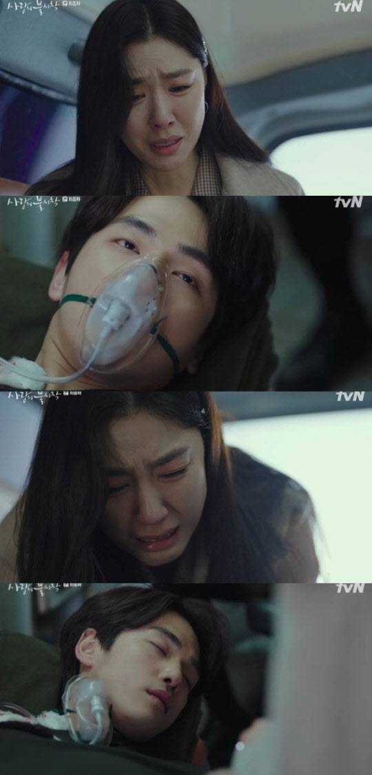 극 중 구승준(김정현 분)이 서단(서지혜 분)이 전한 사랑의 진심을 듣고 숨을 거두는 장면. (사진=‘사랑의 불시착’ 방송화면)