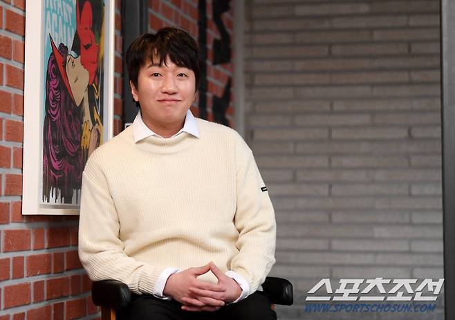 최근 종영한 tvN 드라마 '블랙독'의 배우 이창훈이 12일 서울 한남동 미스틱스토리 사옥에서 진행된 인터뷰에 앞서 포즈를 취했다. 이창훈은 극 중 대치고등학교의 소문난 투머치 토커이자 평화주의자인 진학부 배명수 역을 맡으며 사실감 넘치는 연기를 펼쳐내 많은 시청자들의 사랑을 받았다. 한남동=허상욱 기자 wook@sportschosun.com/2020.02.12/