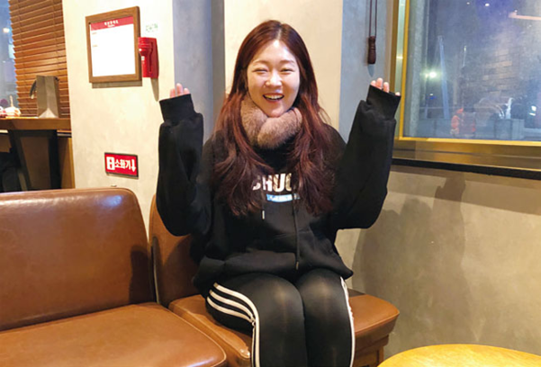 유튜버 한시연씨가 1월 12일 서울 가산동의 한 카페에서 ‘이코노미조선’과 인터뷰하고 있다. / 구정하 인턴기자