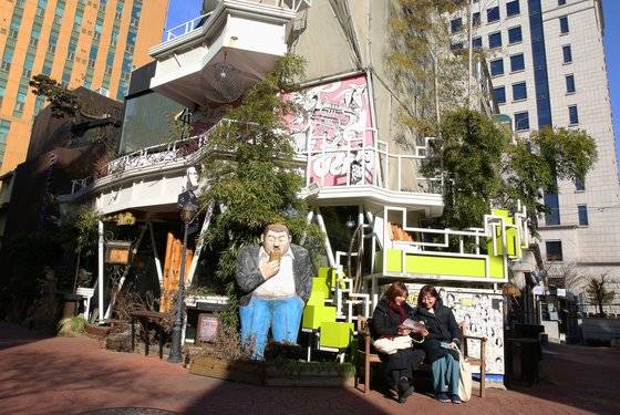 필동 뒷골목 ‘예술통’. 통인증사진 찍으며 놀기에 딱 좋은 명당이다.