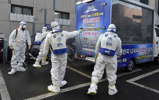 19일 대구시 남구 대명동 신천지 대구교회에서 남구청 보건소 관계자가 방역작업을 하고 있다. [연합뉴스]
