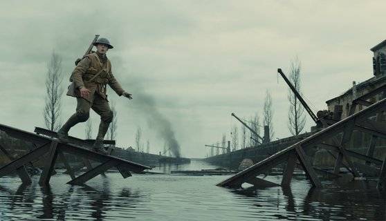 1차 세계대전 영화 '1917'에서 붕괴된 다리를 건너는 이 장면은 강 양쪽에 와이어 시스템을 구축해 카메라를 매달아 촬영했다. [사진 스마일이엔티]