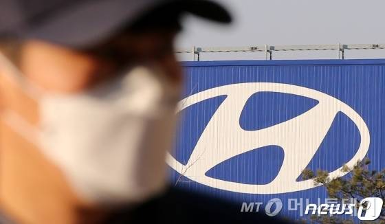 (아산=뉴스1) 김기태 기자 = 10일 오후 충남 현대자동차 아산공장 정문에서 직원들이 마스크를 착용하고 이동하고 있다. 현대자동차는 신종 코로나 바이러스 감염증(우한폐렴) 여파로 중국산 ‘와이어링 하니스’부품  공급에 차질이 빚어지면서 전체 공정이 휴업에 들어갔다. 2020.2.10/뉴스1  <저작권자 ⓒ 뉴스1코리아, 무단전재 및 재배포 금지>