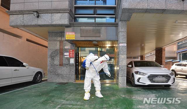 [대구=뉴시스] 이무열 기자 = 신종 코로나바이러스 감염증(코로나19) 추가 확진자가 급증한 지난 20일 오후 대구 남구 대명동의 한 건물 주변을 대구 남구보건소 관계자가 방역하고 있다. 이 건물에는 신천지 목사와 신도가 자가격리 중인 것으로 알려졌다. 2020.02.20.lmy@newsis.com