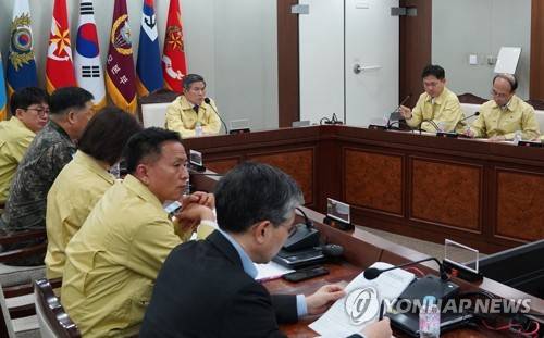 "전역 휴가 앞둔 장병, 부대 복귀않고 전역토록 조정" (서울=연합뉴스) 정경두 국방부 장관이 제주 해군부대에서 코로나19 첫 양성반응자가 발생한것과 관련 20일 각 군 참모총장을 비롯해 국방부 주요직위자들이 참석하는 '국방부 확대 방역대책본부 회의'를 열고, 군내 대응 방안을 논의하고 있다. [국방부 제공. 재판매 및 DB금지] photo@yna.co.kr