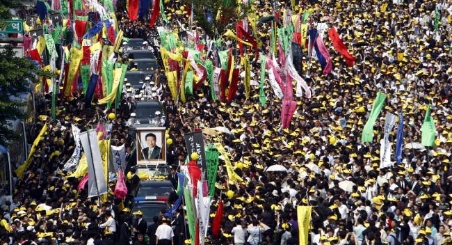 2009년 5월 29일 서울광장에서 노제를 마친 노무현 전 대통령의 장례 행렬이 남대문으로 향하고 있다. [홍진환 동아일보 기자]