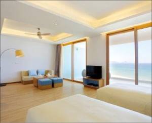 바다 조망의 FLC럭셔리호텔퀴논 객실.