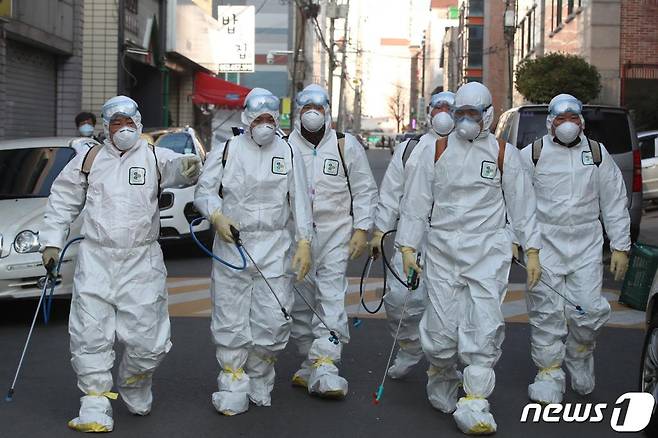 신종 코로나바이러스 감염증(코로나19) 확진자가 늘어나는 가운데 19일 오후 대구 남구보건소 관계자들이 대명10동 주민센터부터 국내 31번째 확진자가 다녀간 대구 대명동 신천지 대구교회 건물에 이르기까지 방역을 실시하고 있다. /사진=뉴스1