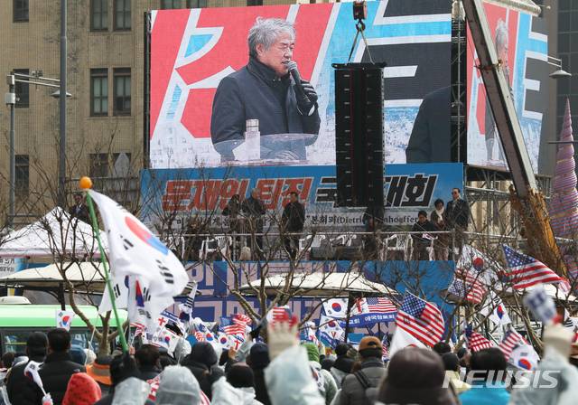 [서울=뉴시스]이윤청 기자 = 서울시가 신종 코로나바이러스 감염증(코로나19) 확산 방지를 위해 도심내 집회를 금지한 가운데 한국기독교총연합회(한기총) 대표회장 전광훈 목사가 지난 22일 오후 서울 광화문광장에서 열린 정부 규탄 집회에서 발언하고 있다. 2020.02.22. radiohead@newsis.com