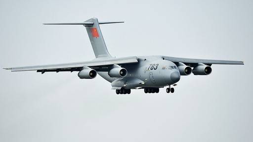 중국 공군 Y-20 수송기가 활주로에 착륙하기 위해 하강하고 있다. 연합뉴스