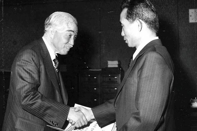 ⓒ연합뉴스1973년 3월8일 박정희 대통령이 이효상씨(왼쪽)에게 공화당 의장서리 임명장을 수여하고 있다.