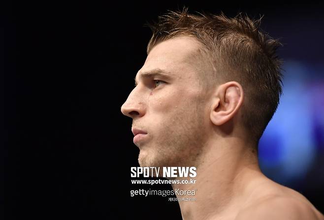 ▲ 댄 후커(사진)가 고향에서 UFC 3연승을 완성했다. 접전 끝에 '난적' 폴 펠더를 판정으로 잡았다. '스포츠타임' 유튜브 채널에서 다양한 영상 컨텐츠를 볼 수 있다.