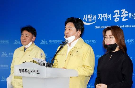 원희룡 제주도지사가 24일 오전 코로나19 관련 브리핑에 앞서 모두 발언을 통해 코로나19 위기경보가 최고 단계인 ‘심각’ 단계로 격상됨에 따라 사실상 ‘바이러스와 전쟁’을 위한 준전시체제를 가동한다고 밝혔다.