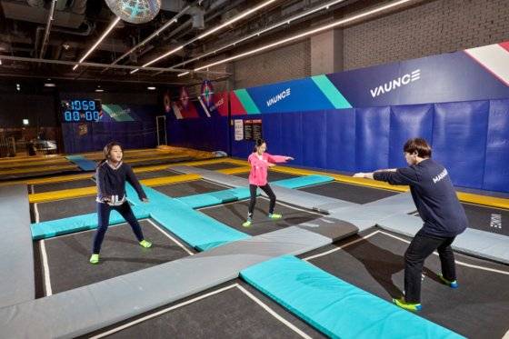 학생기자단이 트램펄린 위에서 발을 구르는 자세를 배우고 있다. 트램펄린 위는 미끄럽기 때문에 미끄럼 방지 양말 착용이 필수다.