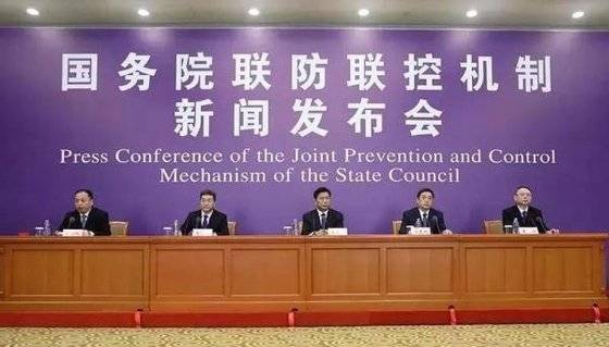 중국 국무원의 신종 코로나 연합방제시스템이 지난 12일 기자회견에서 각 대학의 교수들이 반드시 온라인 라이브 강의를 해야 되는 것은 아니라는 견해를 밝히고 있다. [중국청년보망 캡처]