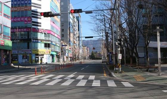 소속 의료진이 신종 코로나바이러스 감염증(코로나19) 확진 진단을 받아 23일 임시 폐쇄 중인 경남 창원시 한양대학교 한마음창원병원 인근이 한산하다. [연합뉴스]