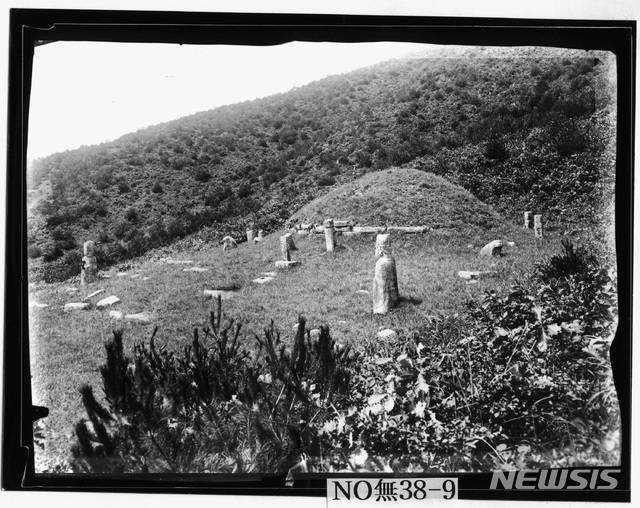 [서울=뉴시스] 1910년대에 촬영된 고려 5대 경종(景宗)의 영릉(榮陵) 전경. 이때까지는 조선 후기에 세운 표지석이 남아 있는 게 확인된다.  (사진=국립박물관 제공) 2020.02.15. photo@newsis.com