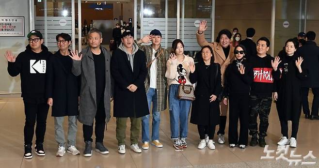 제92회 아카데미 시상식에서 작품상·감독상·각본상·국제장편영화상을 수상하며 4관왕에 오른 영화 '기생충'의 배우 및 스태프가 지난 12일 오전 인천공항 2터미널을 통해 귀국해 손을 흔들고 있다. 왼쪽부터 한진원 작가, 양진모 편집감독, 이하준 미술감독, 배우 이선균, 최우식, 박소담, 제작사 바른손필름 곽신애 대표, 송강호, 조여정, 박명훈, 장혜진. (사진=황진환 기자)