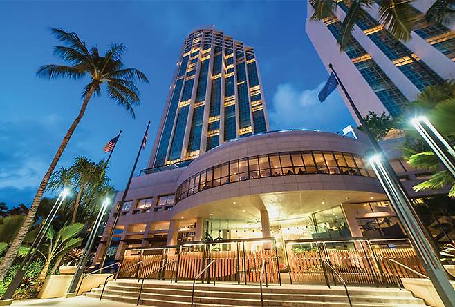 대대적인 리뉴얼로 한층 업그레이드된 고급스러움을 선보이는 프린스 와이키키의 전경.