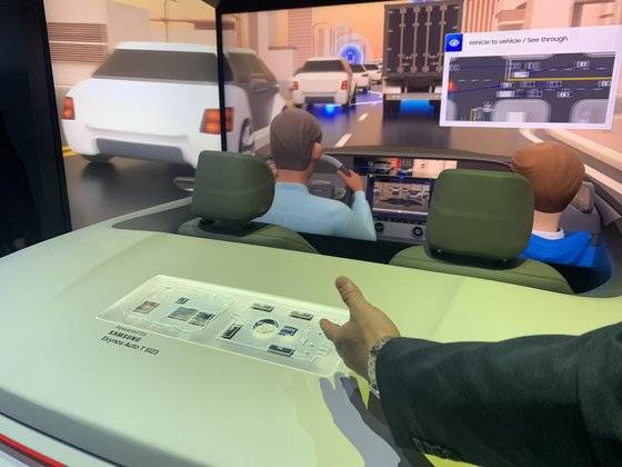 박종환 삼성전자 부사장이 지난 1월 미국 라스베이거스에서 열린 'CES 2020'에서 삼성전자와 하만이 공동개발한 5G 기반의 TCU를 소개하고 있다. 이 제품은 차세대 BMW 전기차에 탑재될 예정이다. [연합뉴스]